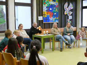 Symbolische Mantelteilung mit den Kommunionkindern (© Karl-Franz Thiede)